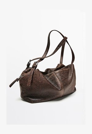 Braune Ledertasche mit strukturierter Oberfläche, ausgestattet mit verstellbaren Riemen und einem Reißverschluss, gestaltet in einer lässigen Form.