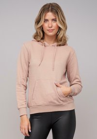 Felpa leggera rosa realizzata in morbido tessuto misto cotone, con tasca a marsupio frontale, cappuccio con lacci e polsini e fondo a coste.