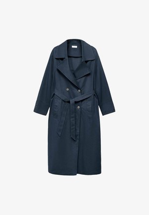 Trench coat lungo blu navy con ampi rever, bottoni doppi, cintura in vita e tasche laterali, esposto su sfondo bianco.
