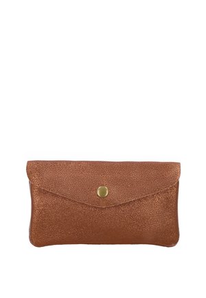 Kleine glänzende braune Lederclutch mit Klappe und mittigem rundem Messingknopfverschluss vor weißem Hintergrund.