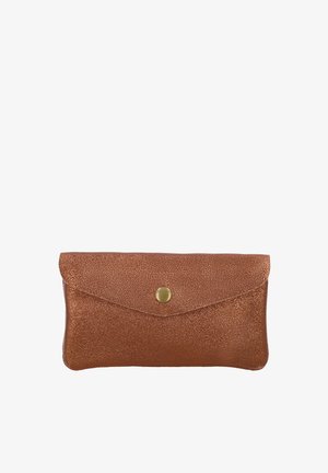 Kleine glänzende braune Lederclutch mit Klappe und mittigem rundem Messingknopfverschluss vor weißem Hintergrund.