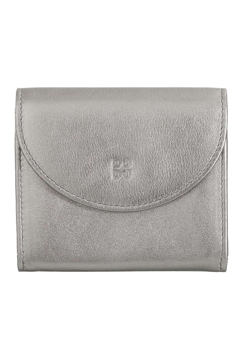Portafoglio in pelle argento con chiusura a patta arrotondata, texture sottile e logo impresso sul frontale. Presenta cuciture ordinate lungo i bordi.