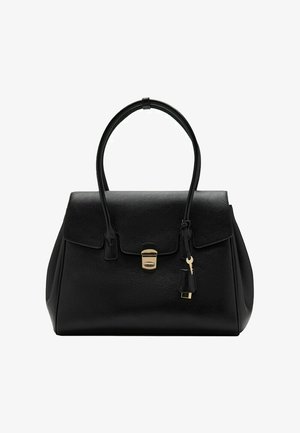 Bolso de cuero negro con dos asas, cierre de broche dorado y una llave colgando de una correa de cuero sobre un fondo blanco.