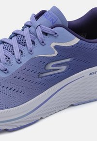 Bottines de course légères de couleur violet clair, dotées d'un dessus en maille et synthétique, de détails texturés, de lacets et d'une semelle intermédiaire blanche rembourrée avec des accents violets.