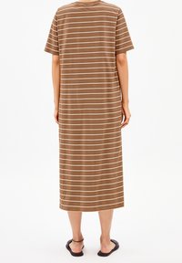 Hnědé šaty po kolena s krátkými rukávy a vodorovnými krémovými pruhy. Vyrobené z měkké látky s hladkou texturou, volný střih.