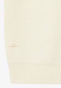 Lyscreme strikket sweater med et struktureret mønster, der har ribbet kant og et lille mærketag. Blødt, strækbart og medium vægtigt materiale.