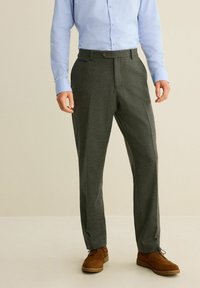 Pantalon gris à motif avec une coupe droite, en tissu mélangé en laine, présentant un motif à carreaux subtil et une fermeture à bouton.