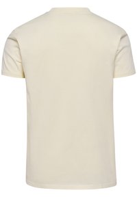 Kortærmet t-shirt i en blød cremet farve, lavet af bomuld. Simpelt design med rund hals og ingen synlig branding eller mønstre.
