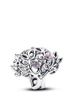 Anello a forma di albero in argento con rami traforati e gemme rosa incastonate tra le foglie.