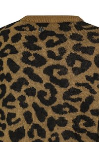 Maglione a maglia marrone con un motivo a stampa leopardata nera. Il colletto a coste e i dettagli in tessuto testurizzato sono ben visibili.