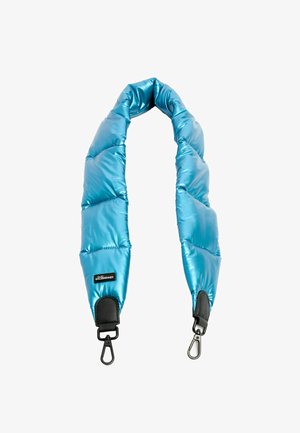 Gevoerde schouderband in helder blauw, met een glanzende, gewatteerde textuur en zwarte leren bevestigingen en metalen clips aan elk uiteinde.