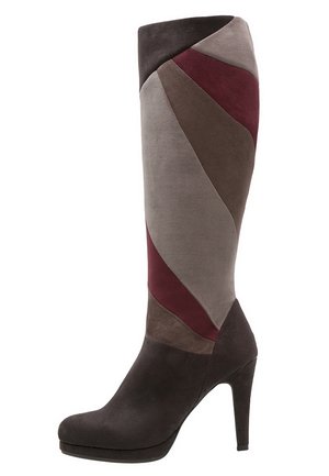 Botte en daim mi-mollet avec talon de 9 cm, présentant des blocs de couleur courbes en brun foncé, taupe, bordeaux et nuances de gris.