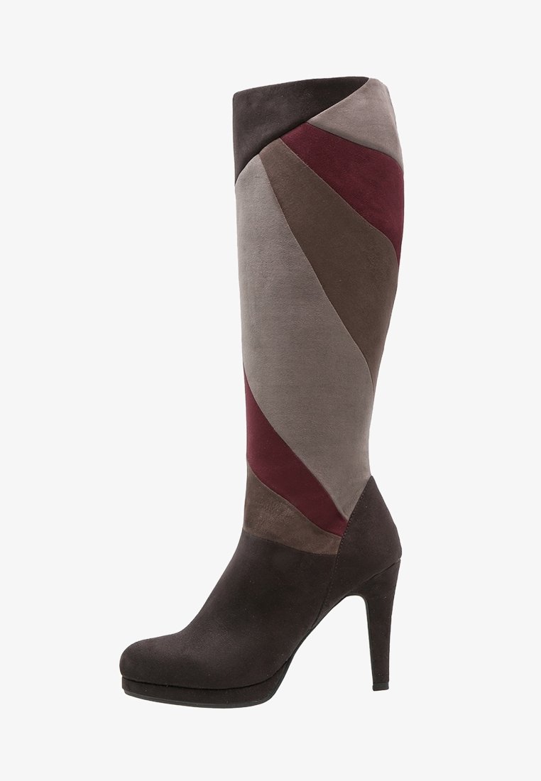 Botte en daim mi-mollet avec talon de 9 cm, présentant des blocs de couleur courbes en brun foncé, taupe, bordeaux et nuances de gris.