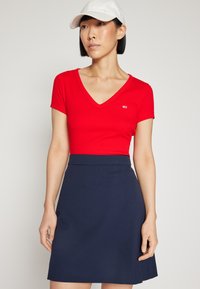 Tommy Jeans SLIM ESSENTIAL - T-shirt con stampa - deep crimson