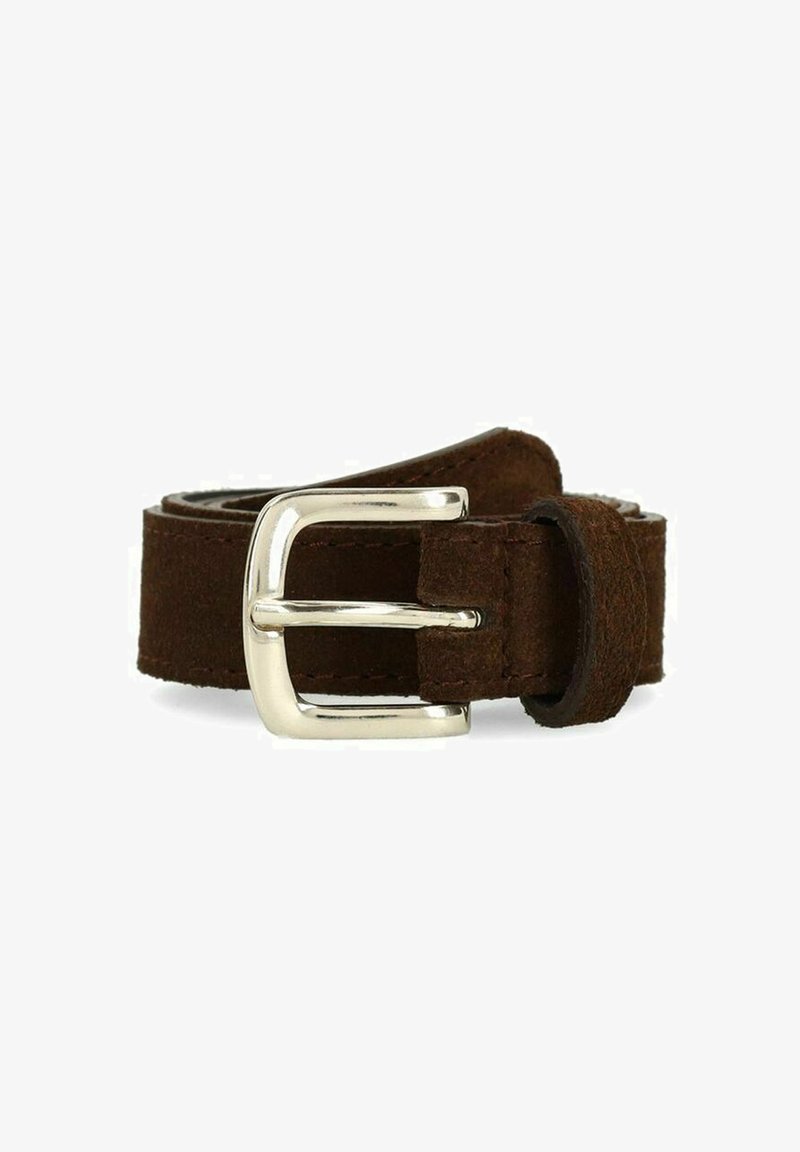 Bruine suede riem met een zilveren metalen gesp, met een gladde textuur en een klassiek ontwerp. Inclusief een lus om het overtollige bandje vast te zetten.