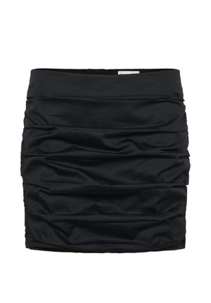 Mini-jupe noire froncée avec une taille ajustée, détails de tissu froncé créant des lignes horizontales texturées.
