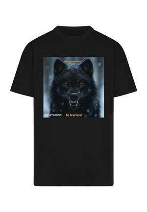Schwarzes Baumwoll-T-Shirt mit einem grafischen Design eines kräftigen schwarzen Wolfes mit gelben Augen, Textüberlagerung "Vertraue deinen Instinkten" und "sei furchtlos!"