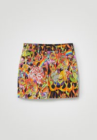 Mini gonna brillante con fiamme ardenti, fiori colorati, arcobaleni e illustrazioni di animali fantasiosi su uno sfondo nero.