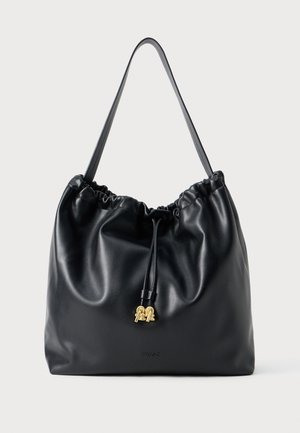 Bolso de hombro de cuero negro suave con cierre de cordón y detalles en tono dorado, con una sola correa para llevar.