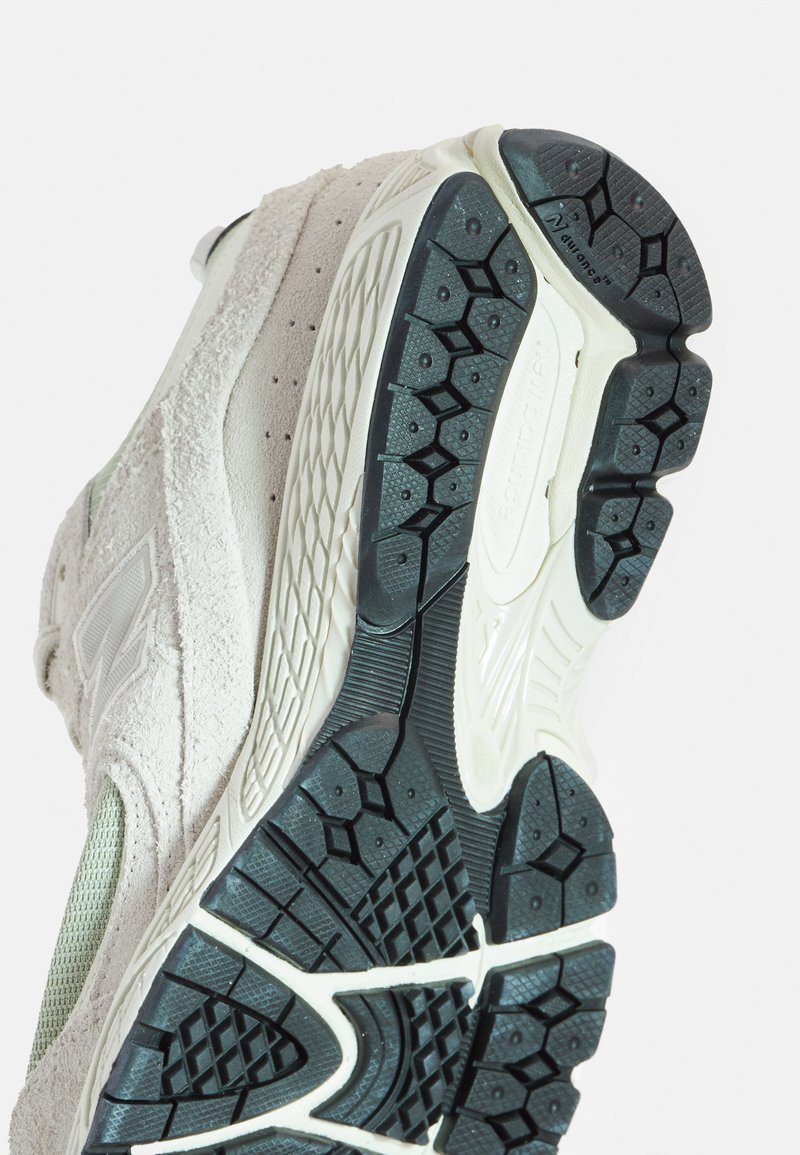 New Balance M2002 UNISEX - Trainers - khaki/grey/khaki - Zalando 