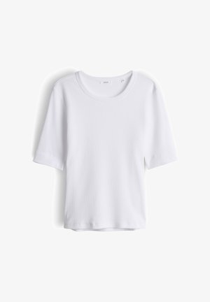 Top bianco a maniche corte a coste con scollo rotondo, etichetta della taglia visibile all'interno del collo, mostrato su sfondo bianco.