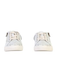 Sneakers bianche con design perforato, chiusura con lacci e zip laterale. Suola in gomma, dettagli testurizzati sulla parte superiore e lacci chiari.