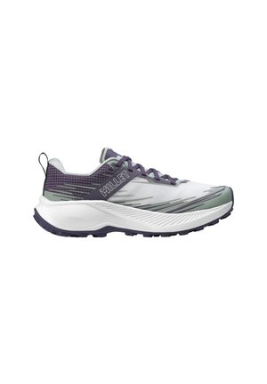 Chaussure de trail running blanche et grise avec des accents violet foncé, une semelle épaisse et le nom de la marque Millet sur le côté.