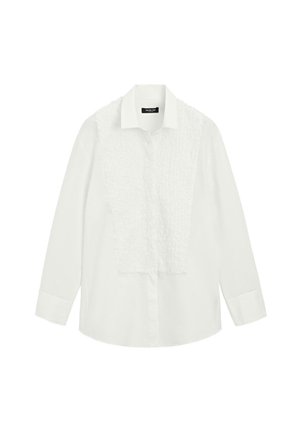 Hvid langærmet skjorte med tekstureret frontpanel, klassisk krave og manchetter med knapper, lagt fladt mod en hvid baggrund.