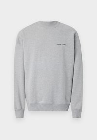 Sweat-shirt gris clair à col rond avec poignets et ourlet côtelés, avec un petit texte noir "SAMSOE SAMSOE" sur le côté gauche de la poitrine.