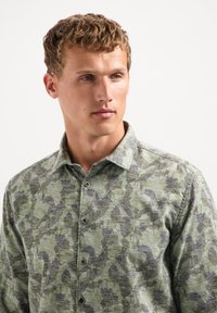Groen camouflagepatroon overhemd van gestructureerde stof, met een button-down kraag en donkere knopen, met een getailleerde pasvorm.