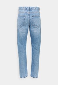 Světle modré denimové džíny zobrazené zezadu s dvěma zadními kapsami a rovnými nohavicemi na jednoduchém bílém pozadí.