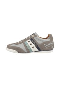 Sneaker grigia in suede e mesh con una striscia bianca e blu navy con dettagli "Italia" e stelle, design con lacci e suola testurizzata.