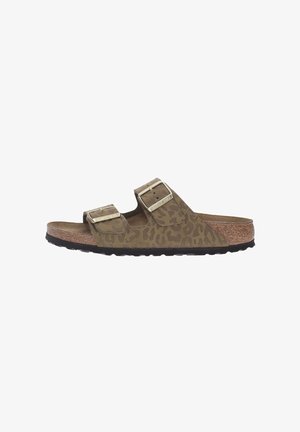 Olif groen sandalen met luipaardprint, voorzien van twee verstelbare metalen gespen, een kurken voetbed en een zwarte rubberen zool.