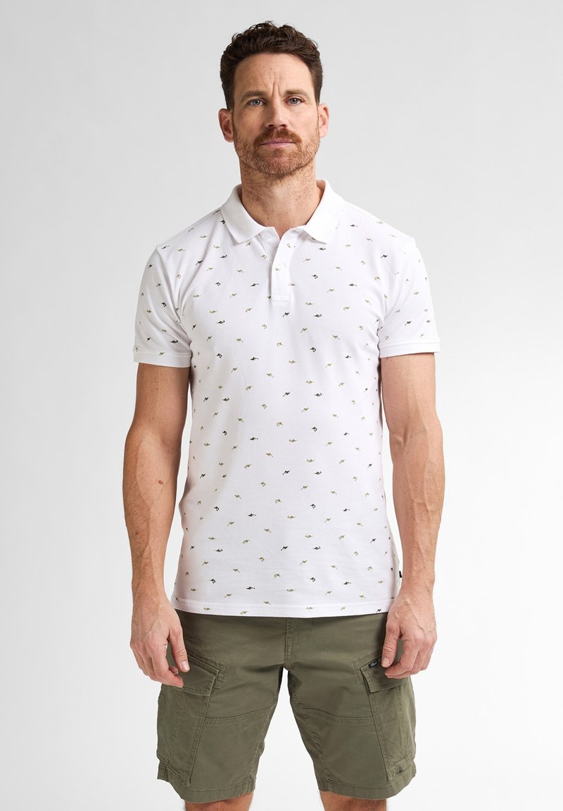 Bílá polo tričko s malými vícebarevnými vzory, krátké rukávy a límeček; spárované s olivově zelenými cargo šortkami s bočními kapsami.