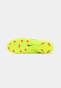 Lys gul atletisk skosål med orange studs og et sort logo. Den buede design og den teksturerede overflade forbedrer greb og ydeevne.
