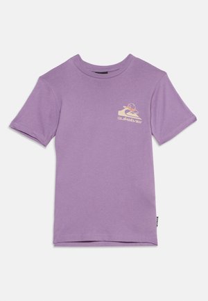 Μωβ βαμβακερό κοντομάνικο t-shirt με στρογγυλή λαιμόκοψη και μικρό μπεζ λογότυπο Quiksilver που απεικονίζει σφαίρα και κύμα στο αριστερό στήθος.