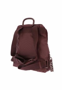 Sac à dos en tissu bordeaux avec des bretelles réglables, une poignée en plastique sur le dessus, et une étiquette latérale portant la mention "NDAR" sur fond blanc.