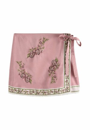 Rosa Stoffschürze mit Blumenstickerei, grüne Akzente und gestreifter Rand. Wird an der Taille mit einer dekorativen Schleife gebunden.
