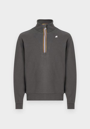 Grauer Pullover mit hohem Kragen, der einen Viertel-Reißverschluss und mehrfarbige Streifen sowie ein Logo auf der Brust hat.