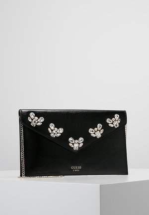 Zwarte leren clutch met een zilveren schouderband, voorzien van een diagonale klep versierd met vijf clusters van rhinestones en het merksymbool.