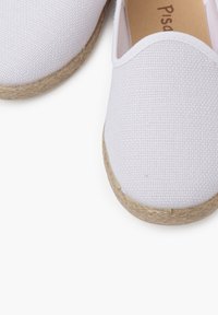 Scarpe slip-on bianche in tela con finitura testurizzata, dotate di una suola in juta naturale e un design a punta tonda.