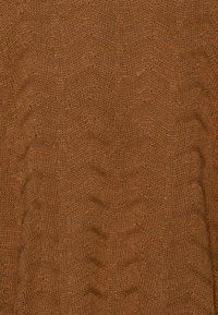 Brauner gestrickter Pullover mit einem strukturierten Zickzackmuster aus weichem, mittelschwerem Material.