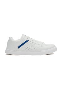 Zapatilla blanca con una textura suave, presentando una franja de acento azul y detalle perforado en el lateral. Punta redondeada y suela de goma plana.