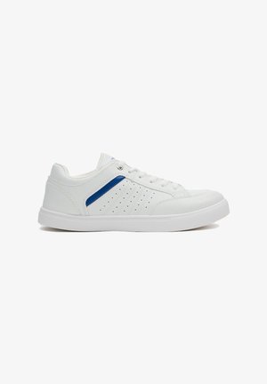 Zapatilla blanca con una textura suave, presentando una franja de acento azul y detalle perforado en el lateral. Punta redondeada y suela de goma plana.