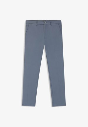 Schmale Herrenhose in Hellblau mit Vordertaschen, Gürtelschlaufen, Knopf- und Reißverschluss.