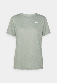Zelené tričko s krátkým rukávem vyrobené z měkké tkaniny, s kulatým výstřihem a malým bílým logem Nike na levé části hrudi.