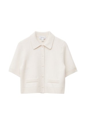 Kurzärmlige, cremefarbene Strickjacke mit kragenlosem Ausschnitt, Knopfverschluss und zwei Vordertaschen; aus weichem, strukturiertem Strickstoff gefertigt.
