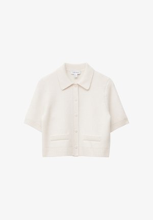 Kurzärmlige, cremefarbene Strickjacke mit kragenlosem Ausschnitt, Knopfverschluss und zwei Vordertaschen; aus weichem, strukturiertem Strickstoff gefertigt.