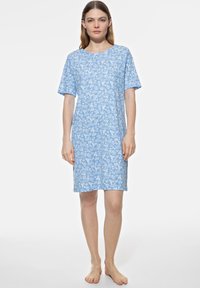 Robe bleu clair à manches courtes avec un motif floral. Tissu doux, coupe droite, encolure ras du cou, longueur genou, sans fermetures visibles.