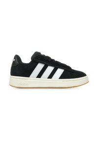 Czarne zamszowe sneakersy z białymi skórzanymi paskami, gumową podeszwą i czarnymi sznurówkami. Posiadają logo na pięcie oraz wyściełany kołnierz.